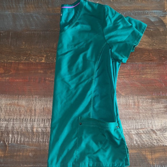 Women’s Hunter Green Scrub Top - Picture 2 of 3